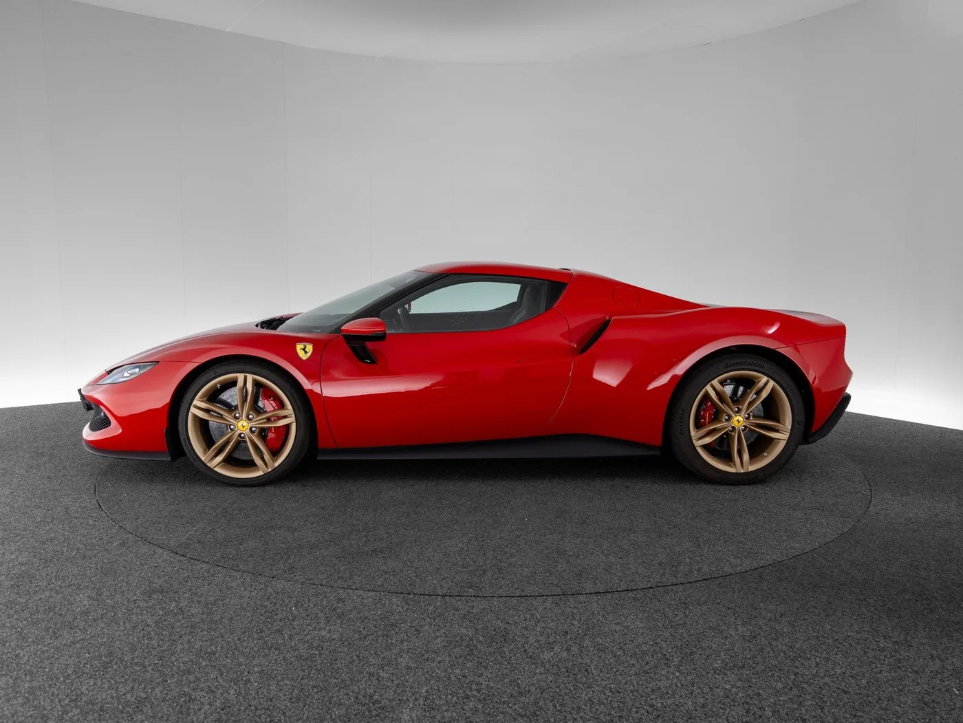 2023 Ferrari 296 GTB proposée par un concessionnaire spécialisé à Singen, Allemagne, photo 8 sur 15