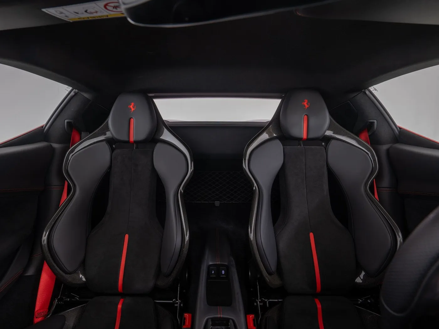 2023 Ferrari 296 GTB proposée par un concessionnaire spécialisé à Singen, Allemagne, photo 10 sur 15