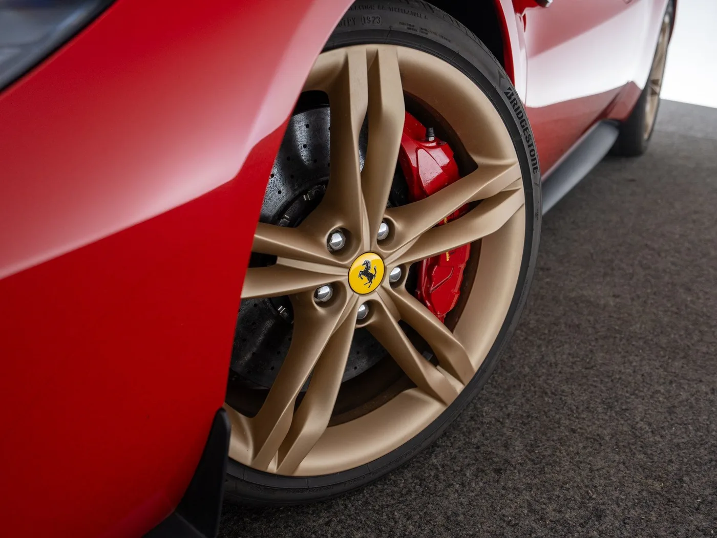 2023 Ferrari 296 GTB proposée par un concessionnaire spécialisé à Singen, Allemagne, photo 11 sur 15