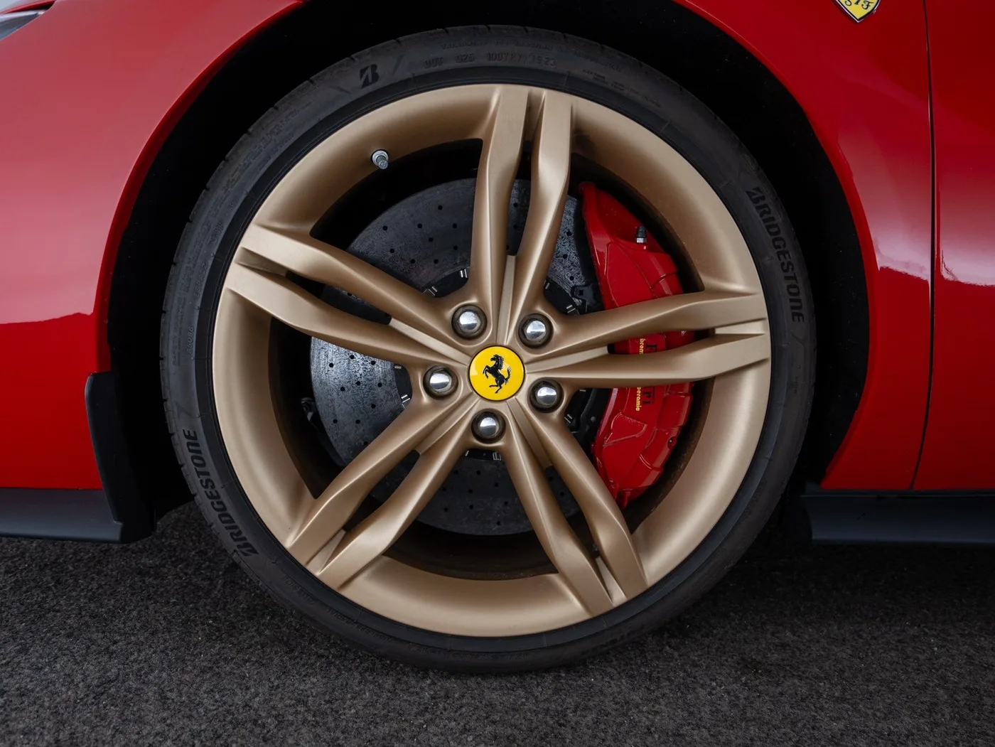 2023 Ferrari 296 GTB proposée par un concessionnaire spécialisé à Singen, Allemagne, photo 12 sur 15