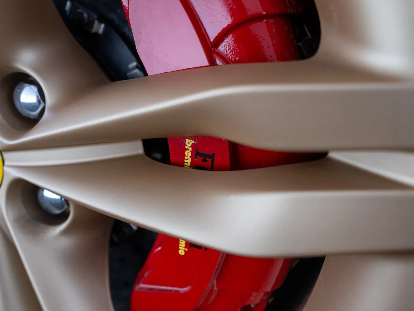 2023 Ferrari 296 GTB proposée par un concessionnaire spécialisé à Singen, Allemagne, photo 13 sur 15