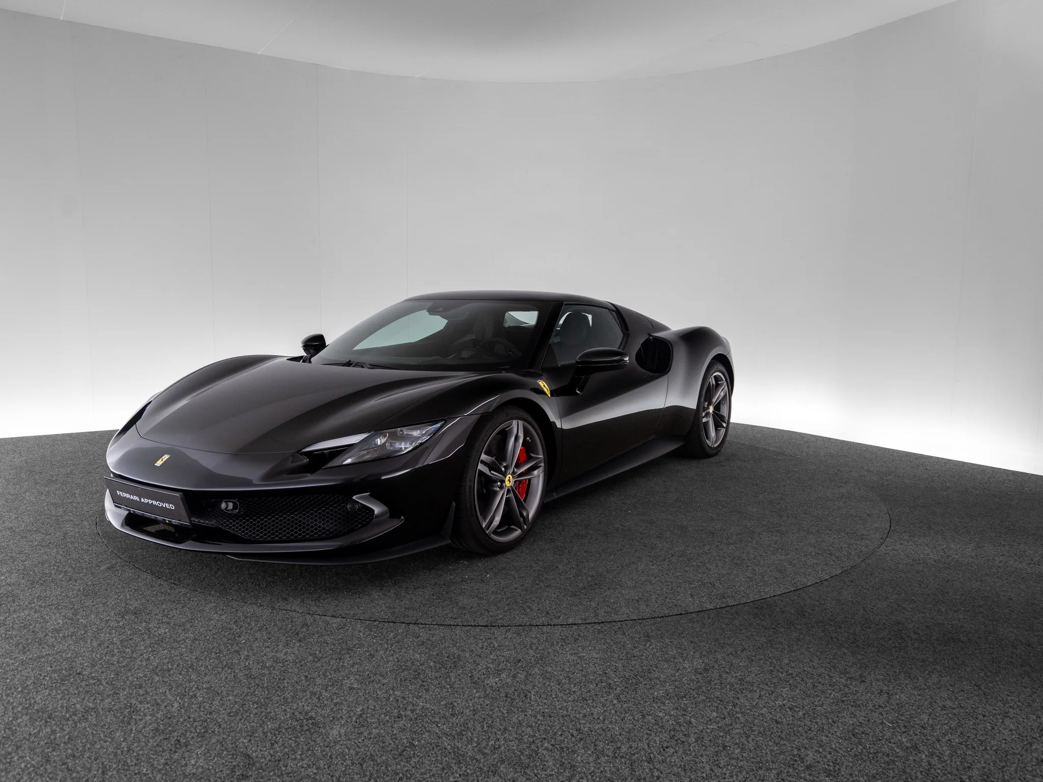 2023 Ferrari 296 GTB proposée par un concessionnaire spécialisé à Singen, Allemagne, photo principale