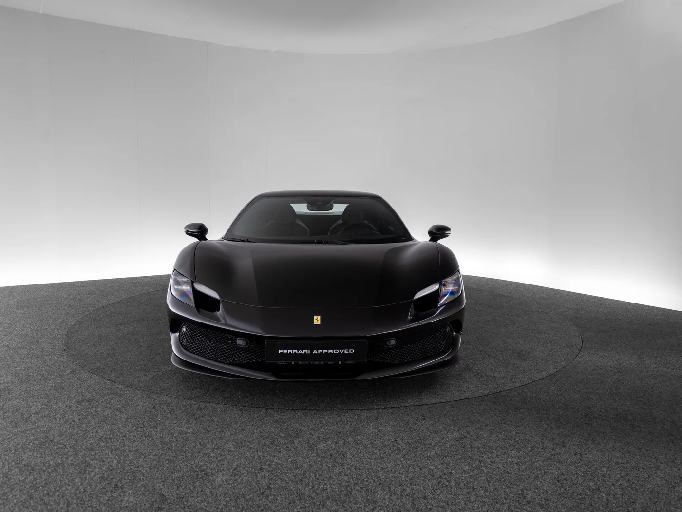 2023 Ferrari 296 GTB proposée par un concessionnaire spécialisé à Singen, Allemagne, photo 2 sur 15