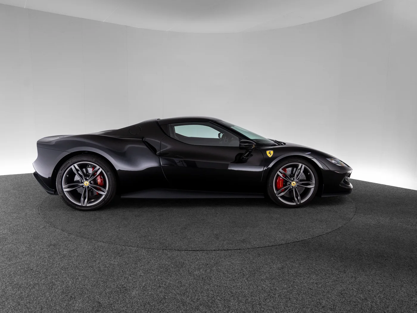 2023 Ferrari 296 GTB proposée par un concessionnaire spécialisé à Singen, Allemagne, photo 4 sur 15