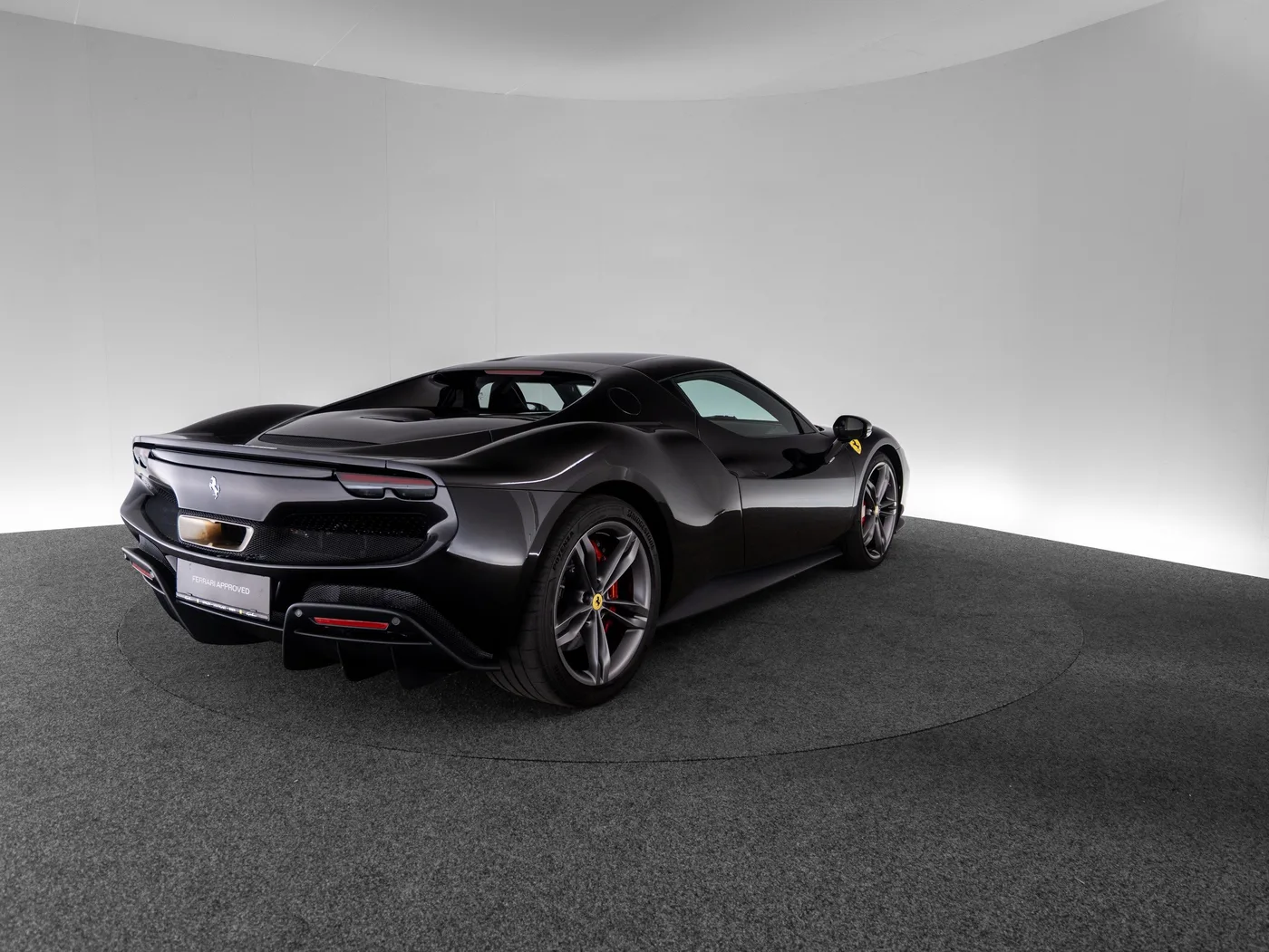 2023 Ferrari 296 GTB proposée par un concessionnaire spécialisé à Singen, Allemagne, photo 5 sur 15