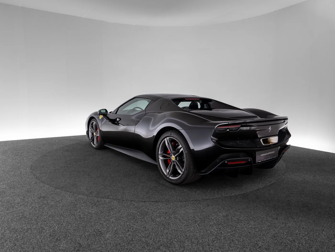 2023 Ferrari 296 GTB proposée par un concessionnaire spécialisé à Singen, Allemagne, photo 7 sur 15