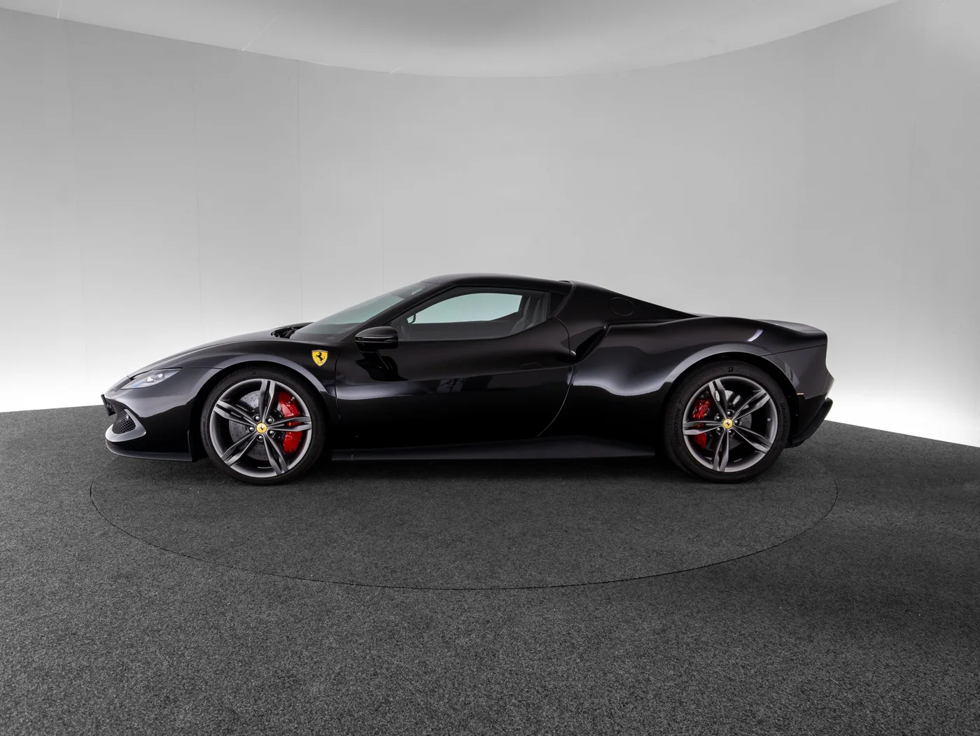 2023 Ferrari 296 GTB proposée par un concessionnaire spécialisé à Singen, Allemagne, photo 8 sur 15