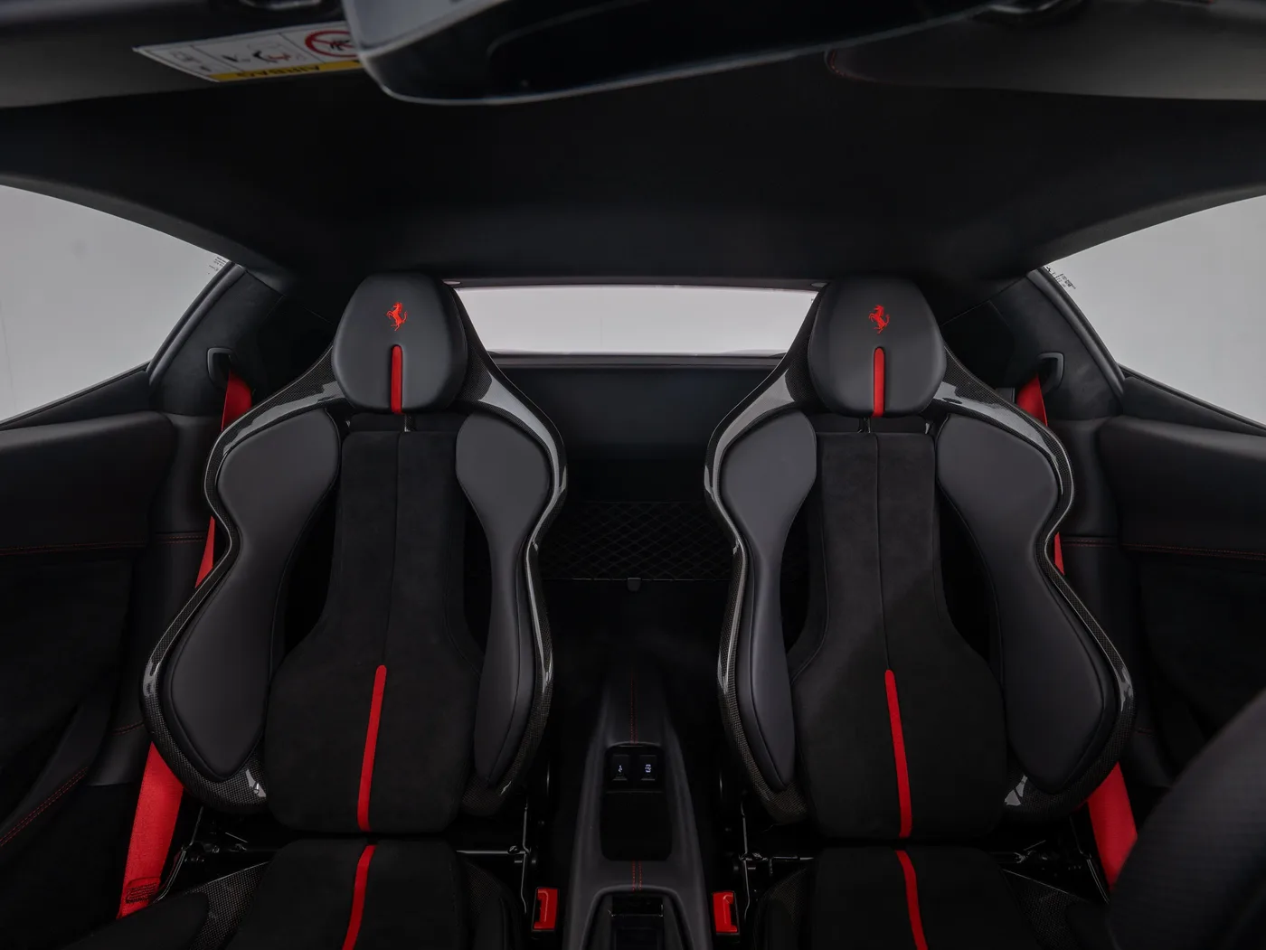 2023 Ferrari 296 GTB proposée par un concessionnaire spécialisé à Singen, Allemagne, photo 10 sur 15