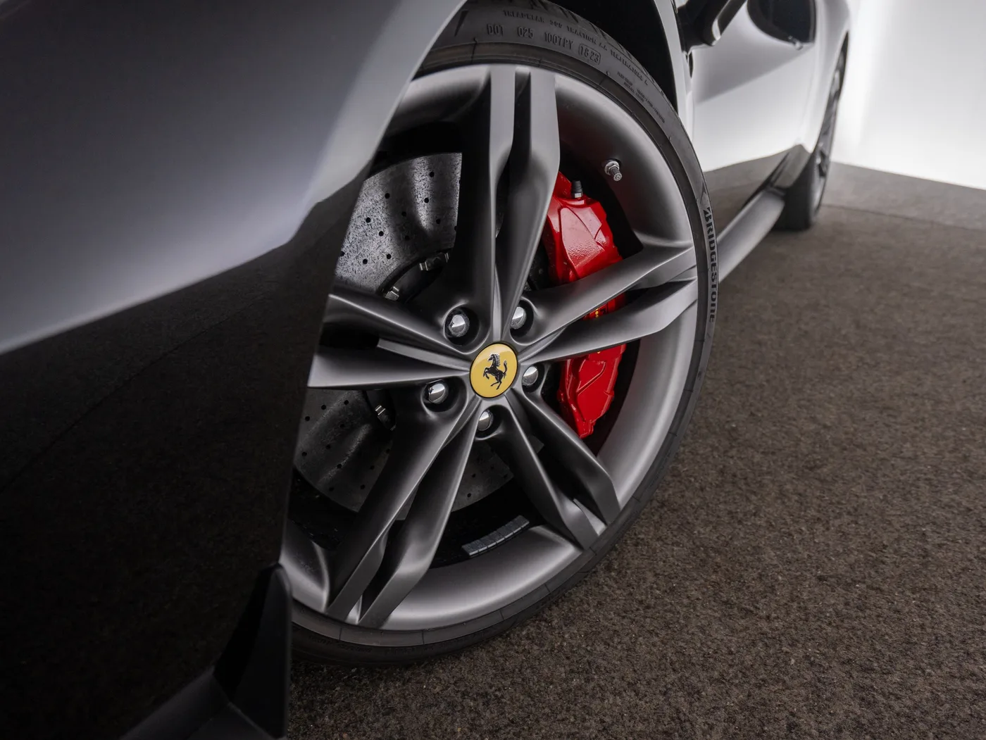 2023 Ferrari 296 GTB proposée par un concessionnaire spécialisé à Singen, Allemagne, photo 11 sur 15