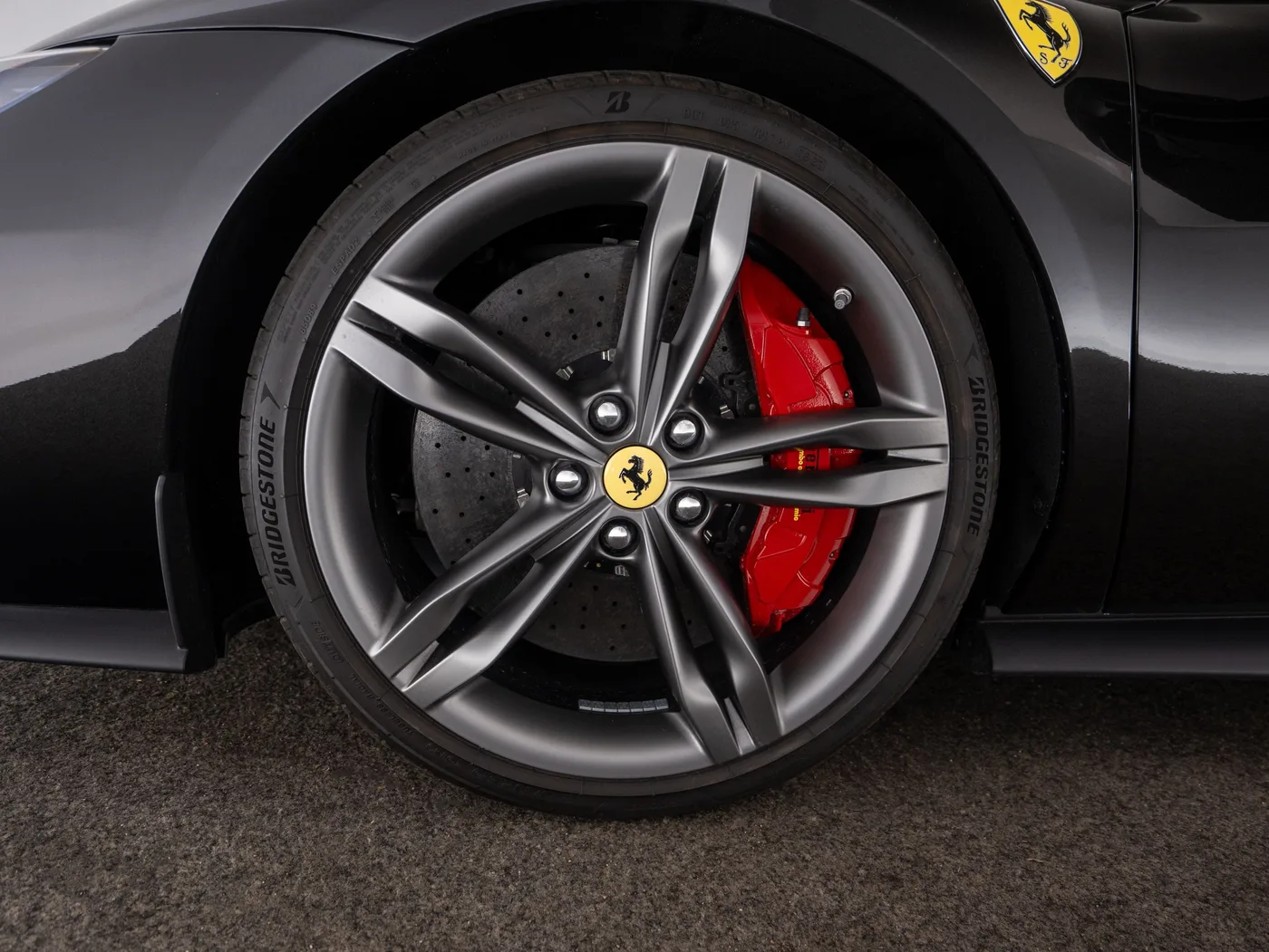 2023 Ferrari 296 GTB proposée par un concessionnaire spécialisé à Singen, Allemagne, photo 12 sur 15