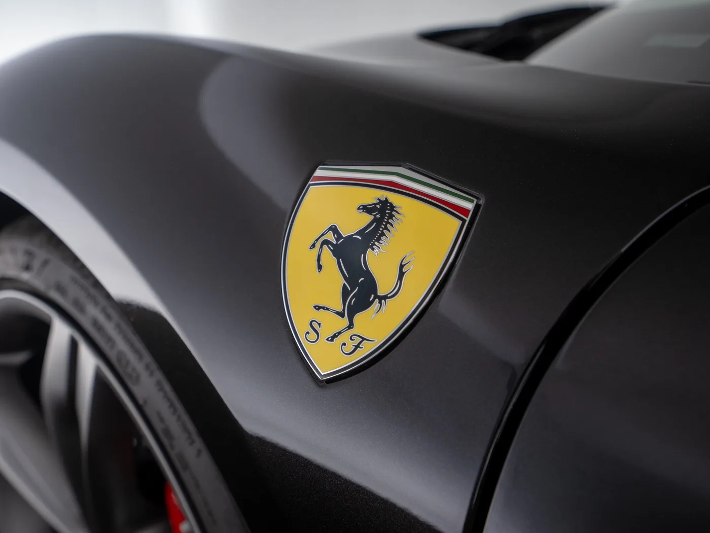 2023 Ferrari 296 GTB proposée par un concessionnaire spécialisé à Singen, Allemagne, photo 14 sur 15