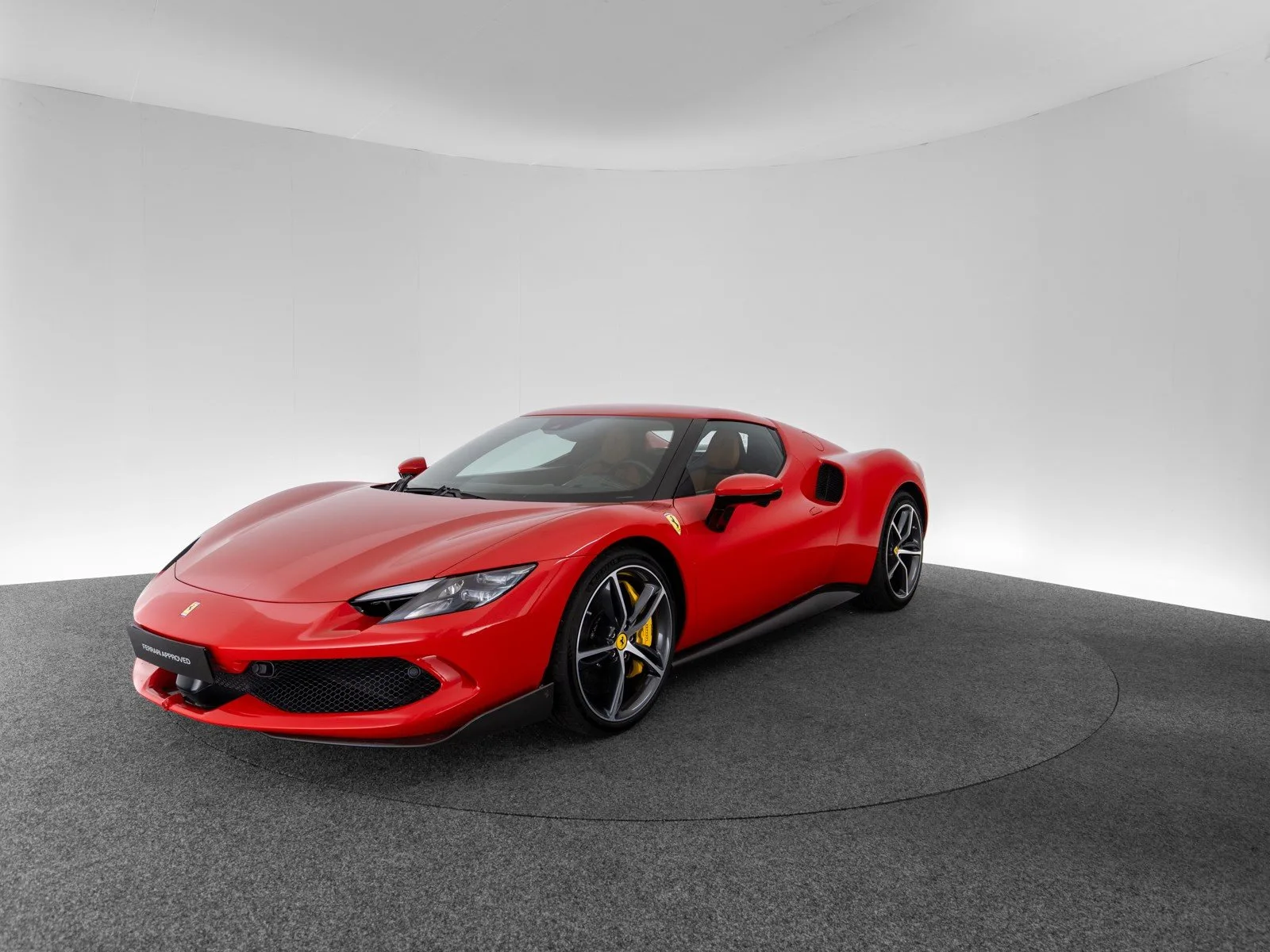 2023 Ferrari 296 GTB proposée par un concessionnaire spécialisé à Singen, Allemagne, photo principale