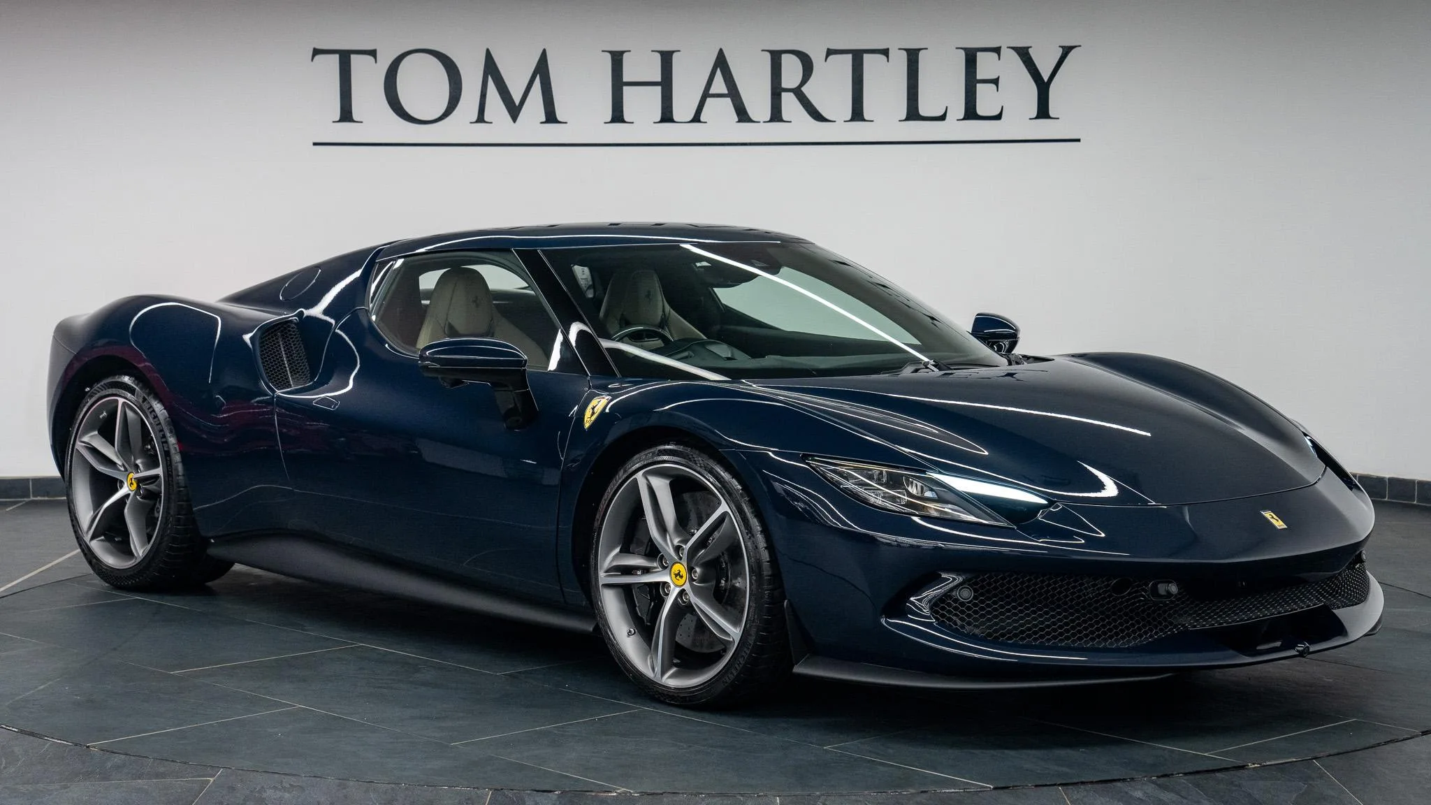 2023 Ferrari 296 GTB proposée par un concessionnaire spécialisé à Swadlincote, Royaume-Uni, photo principale