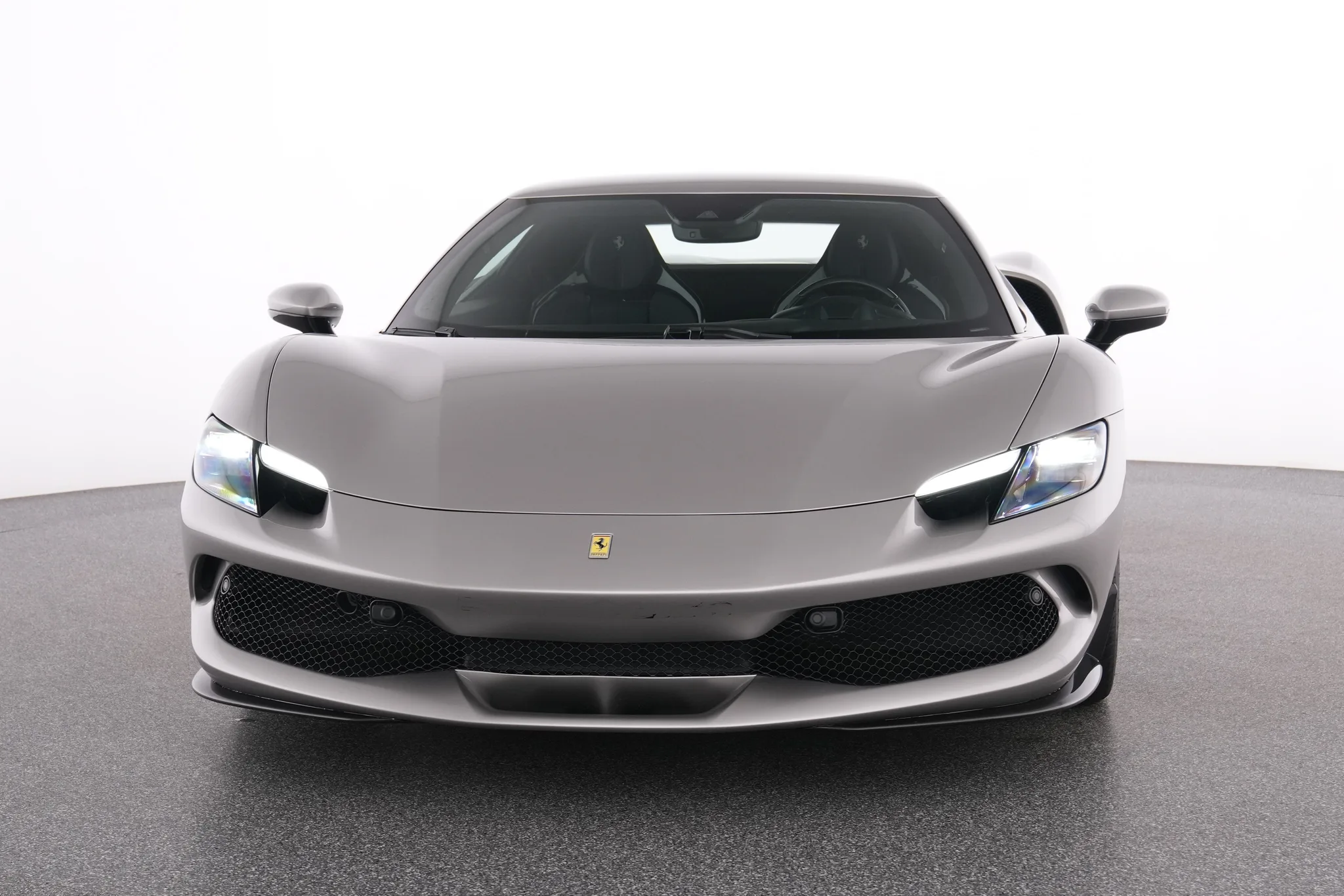 2023 Ferrari 296 GTB proposée par un concessionnaire spécialisé à Meerbusch, Allemagne, photo principale