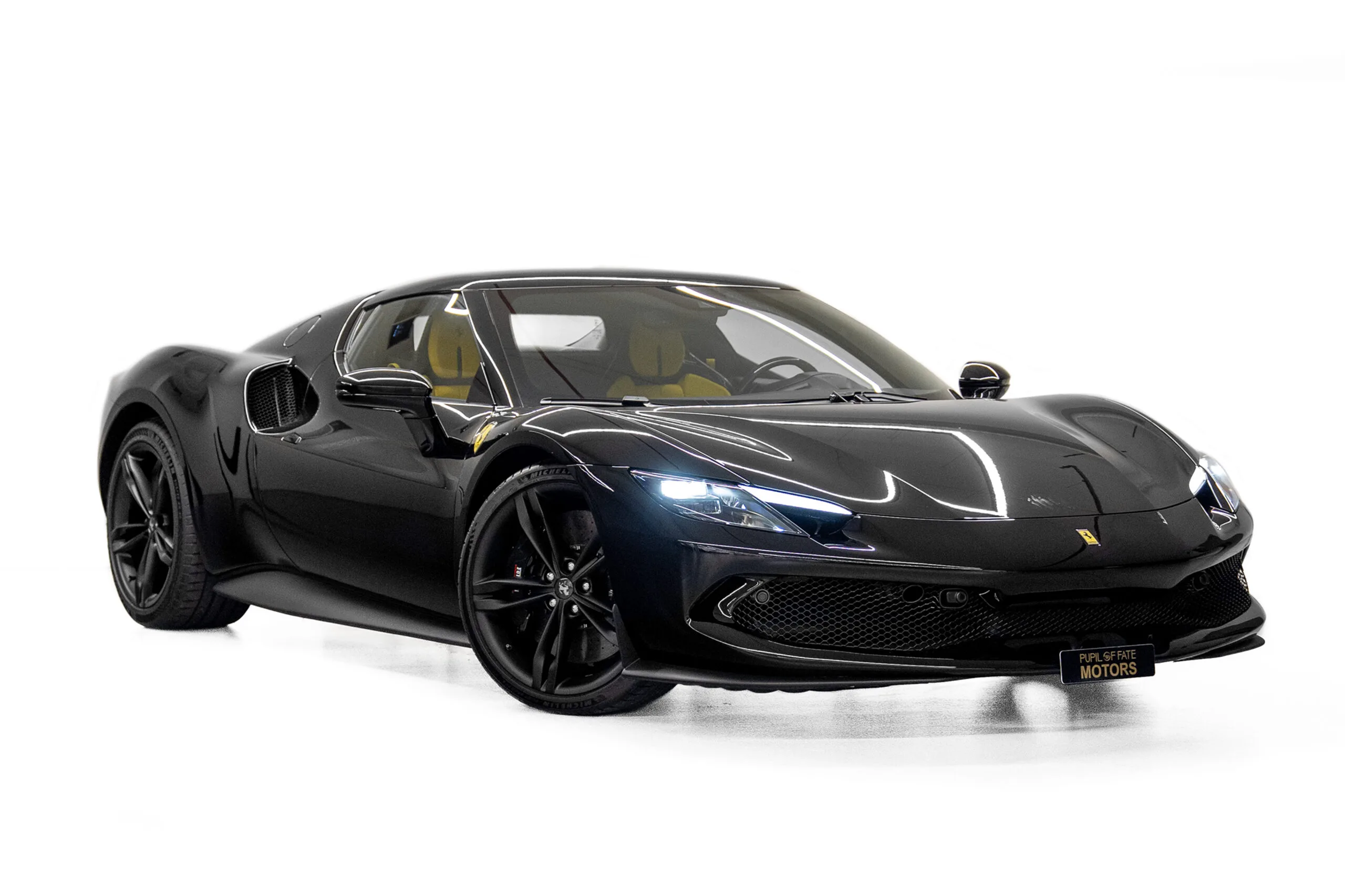 2023 Ferrari 296 GTB proposée par un concessionnaire spécialisé à Dubaï, Émirats arabes unis, photo principale