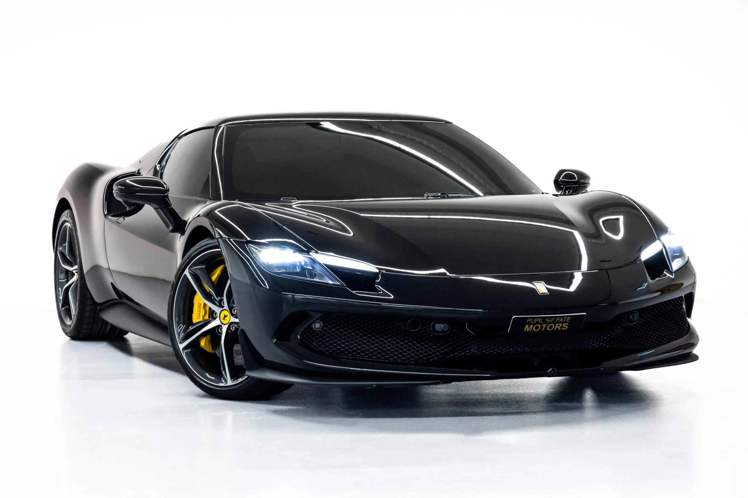 2023 Ferrari 296 GTB proposée par un concessionnaire spécialisé à Dubaï, Émirats arabes unis, photo principale