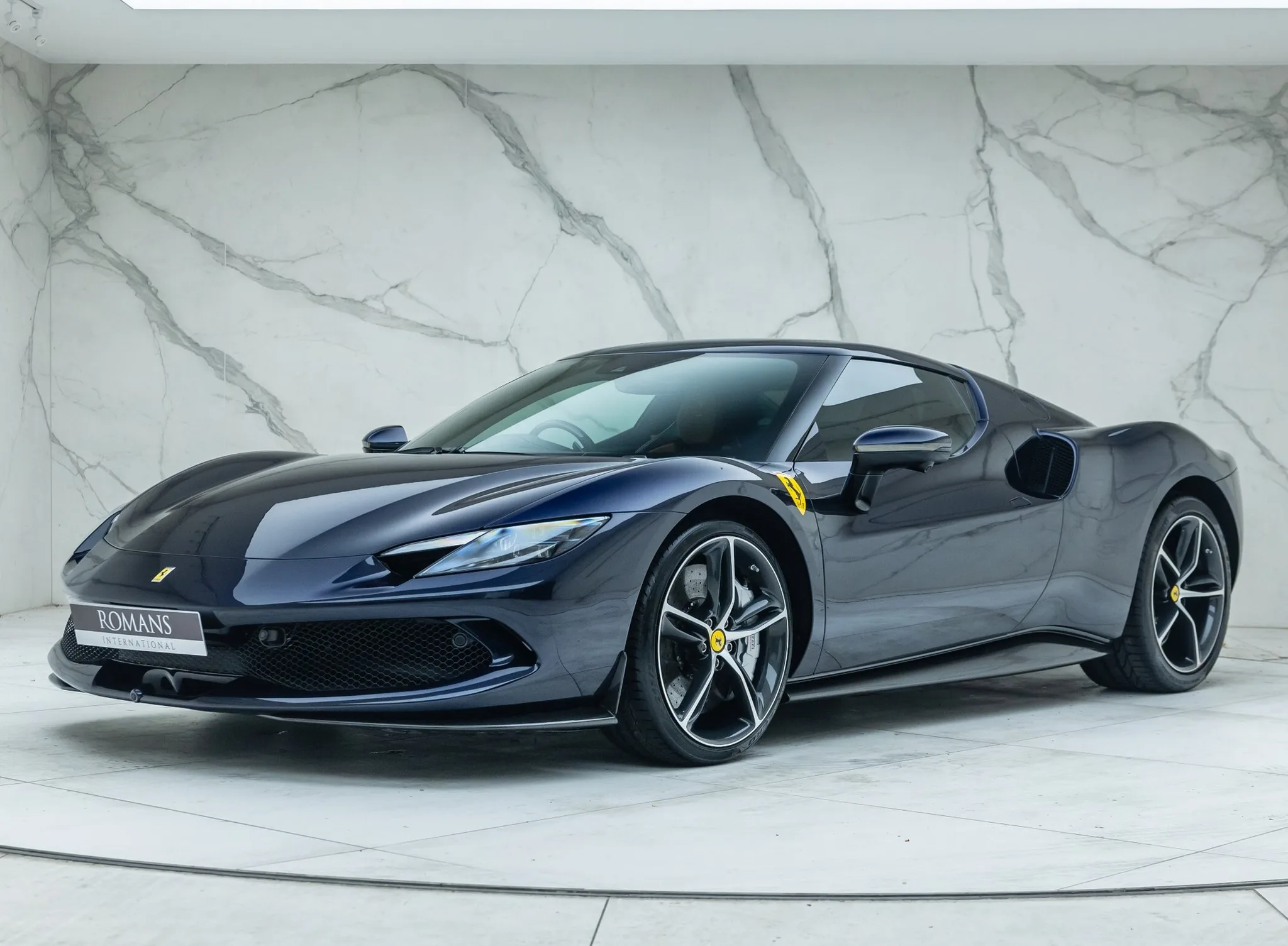 2023 Ferrari 296 GTB proposée par un concessionnaire spécialisé à Banstead, Royaume-Uni, photo principale