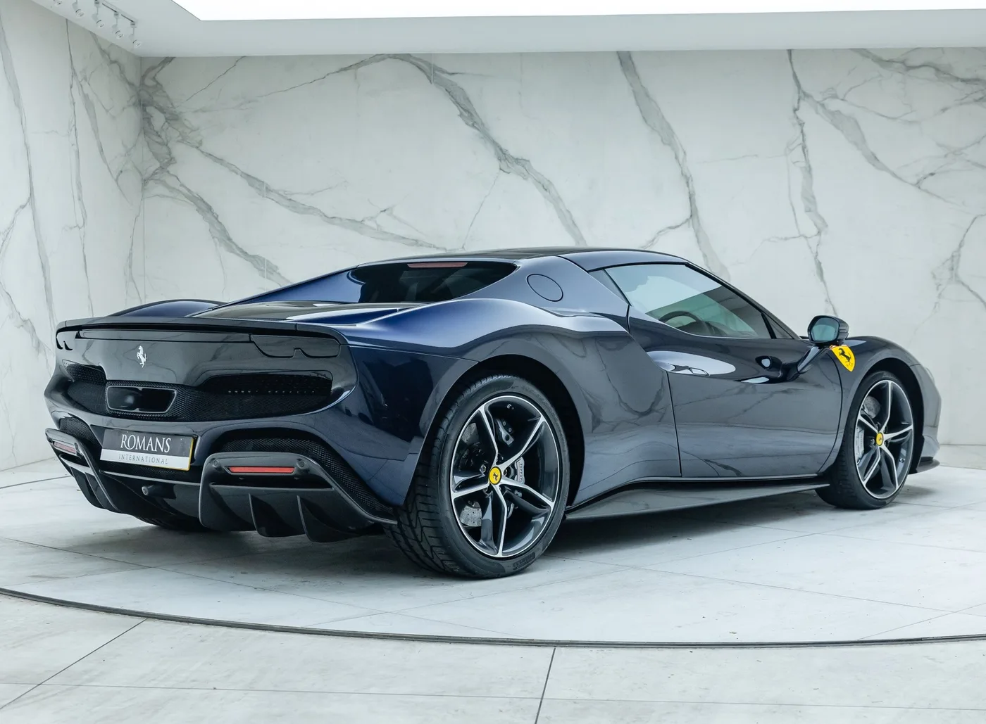 2023 Ferrari 296 GTB proposée par un concessionnaire spécialisé à Banstead, Royaume-Uni, photo 3 sur 25