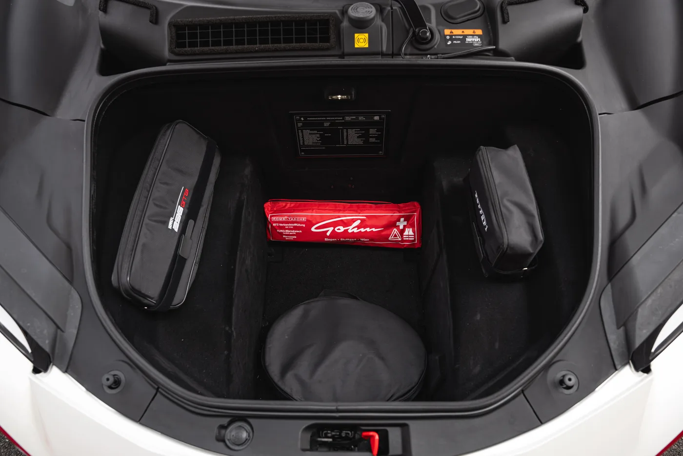 2023 Ferrari 296 GTB proposée par un concessionnaire spécialisé à Vösendorf, Autriche, photo 7 sur 15