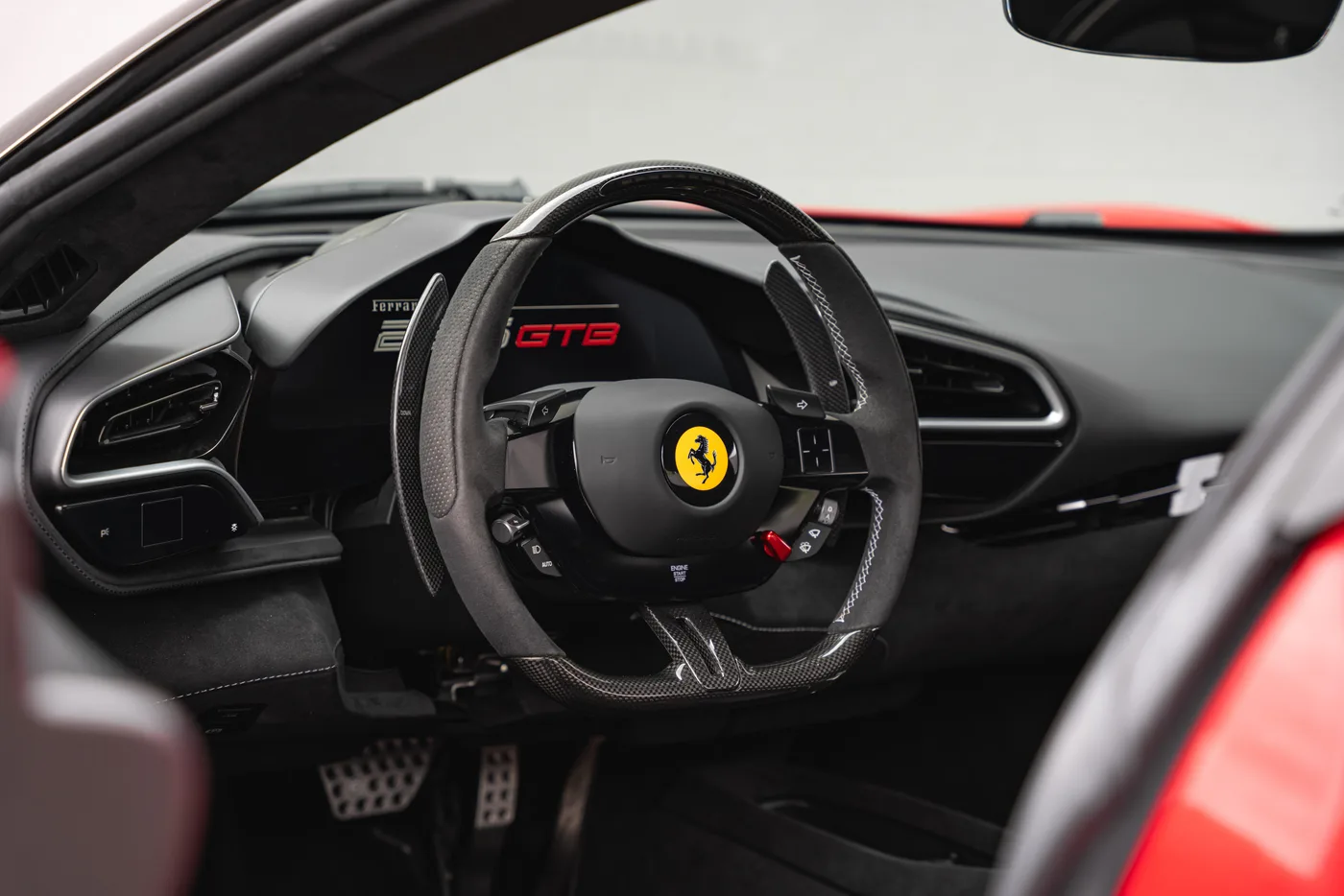 2023 Ferrari 296 GTB proposée par un concessionnaire spécialisé à Vösendorf, Autriche, photo 11 sur 15