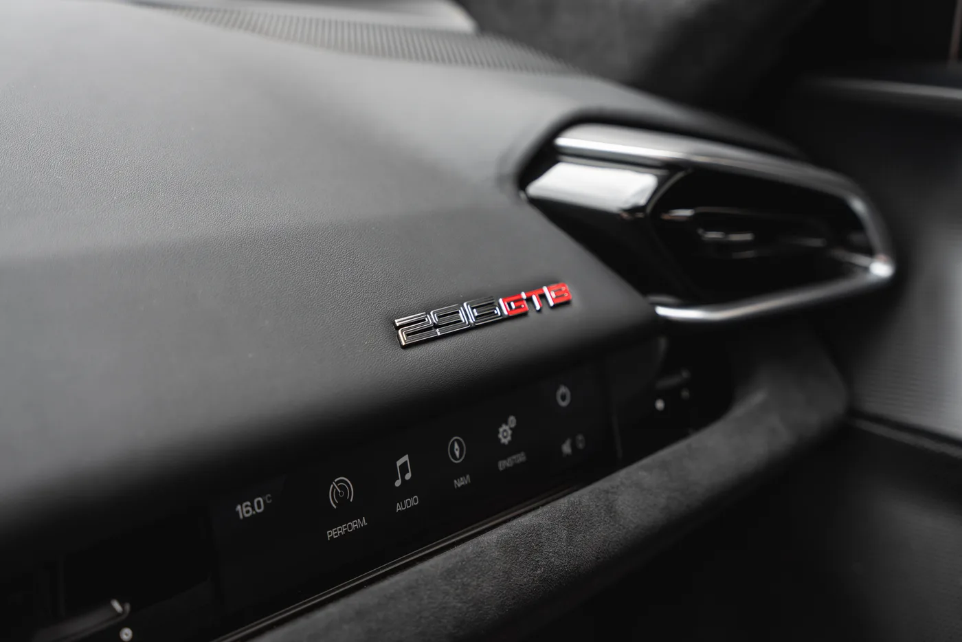 2023 Ferrari 296 GTB proposée par un concessionnaire spécialisé à Vösendorf, Autriche, photo 15 sur 15