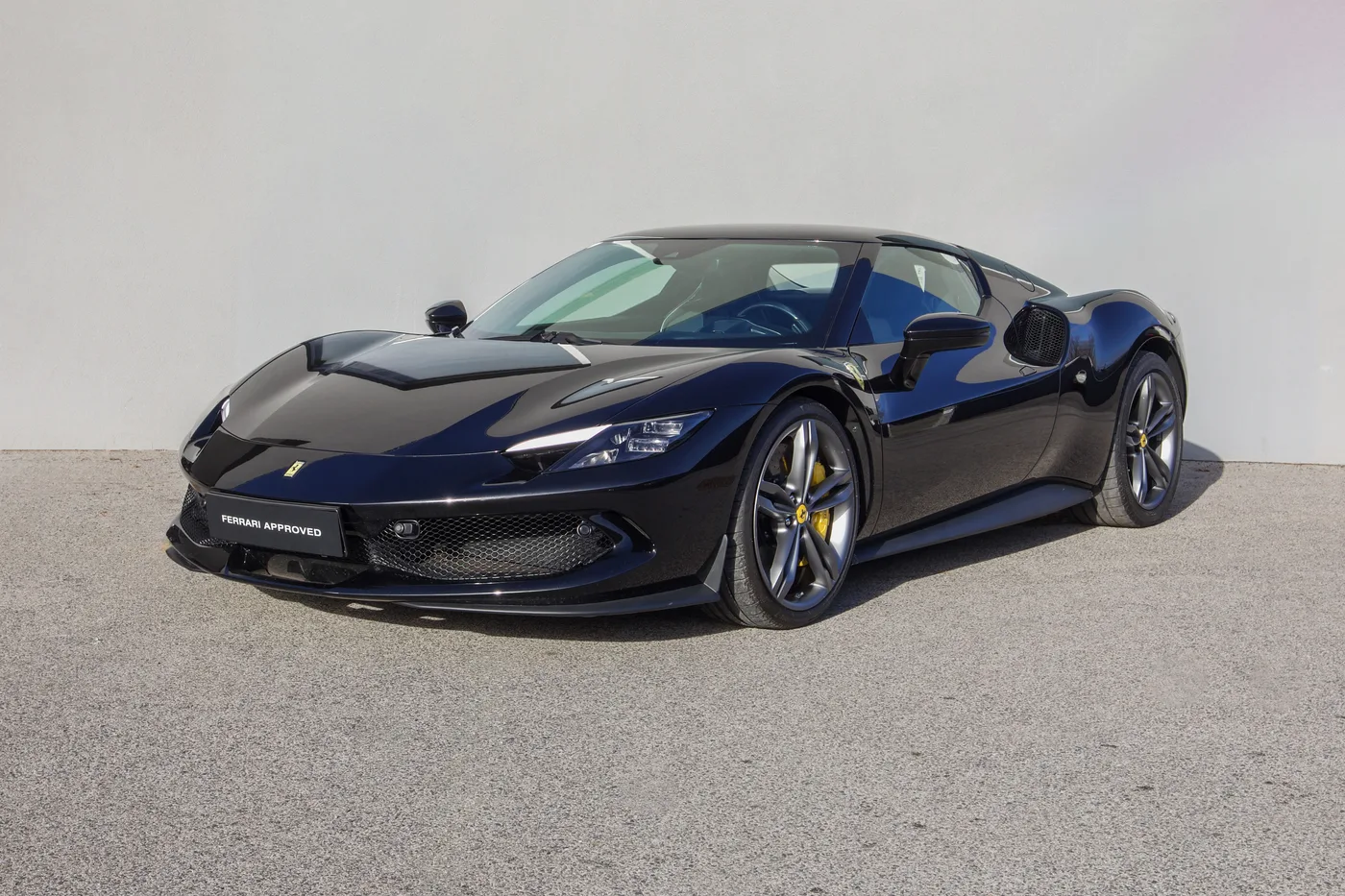 2023 Ferrari 296 GTB proposée par un concessionnaire spécialisé à Vösendorf, Autriche, photo 2 sur 15