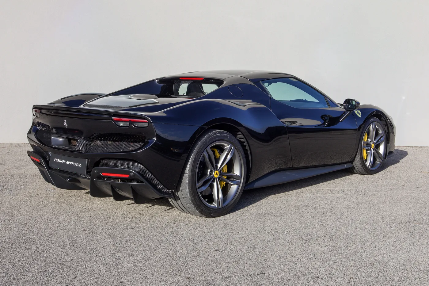 2023 Ferrari 296 GTB proposée par un concessionnaire spécialisé à Vösendorf, Autriche, photo 3 sur 15