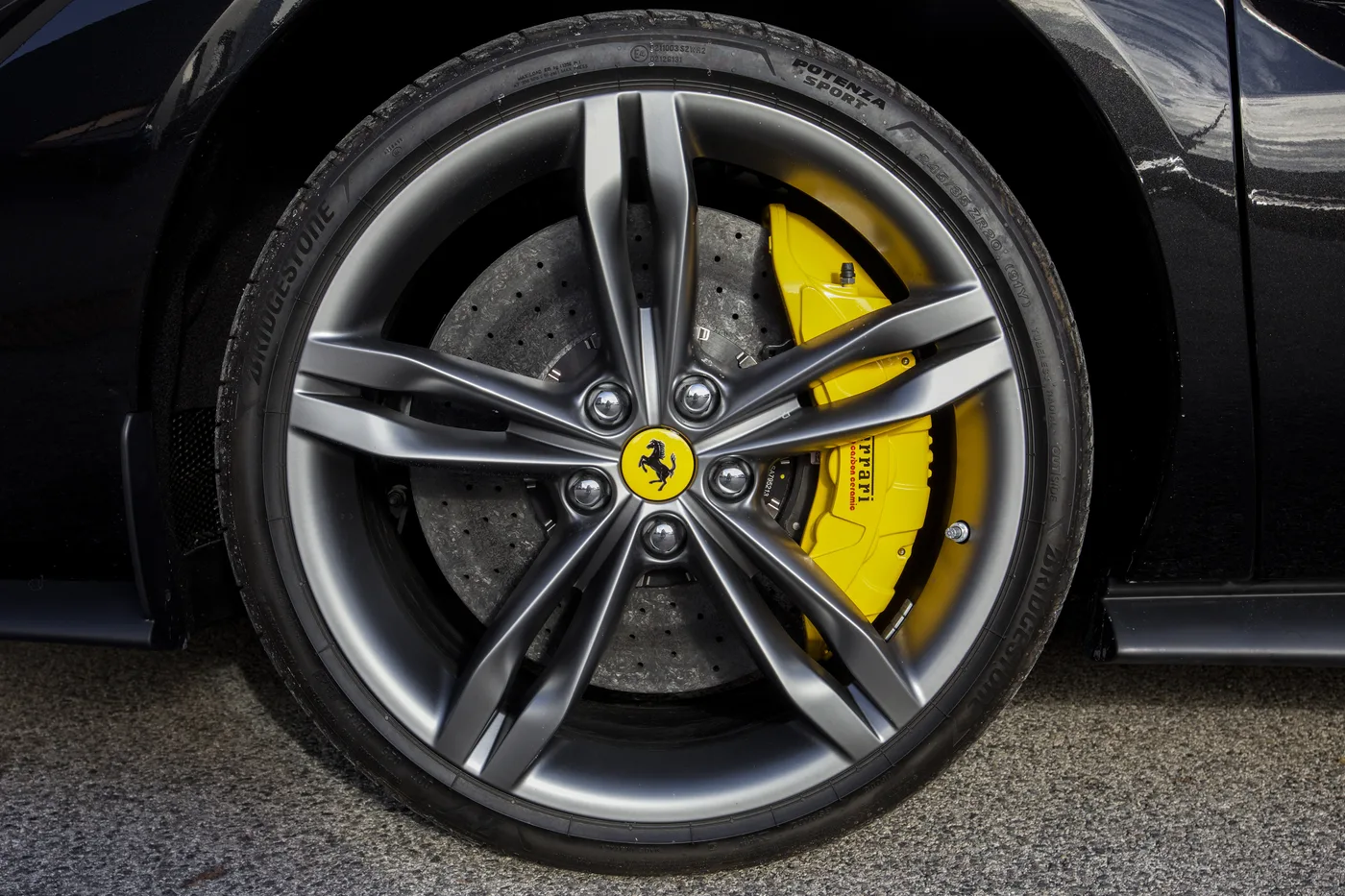 2023 Ferrari 296 GTB proposée par un concessionnaire spécialisé à Vösendorf, Autriche, photo 9 sur 15