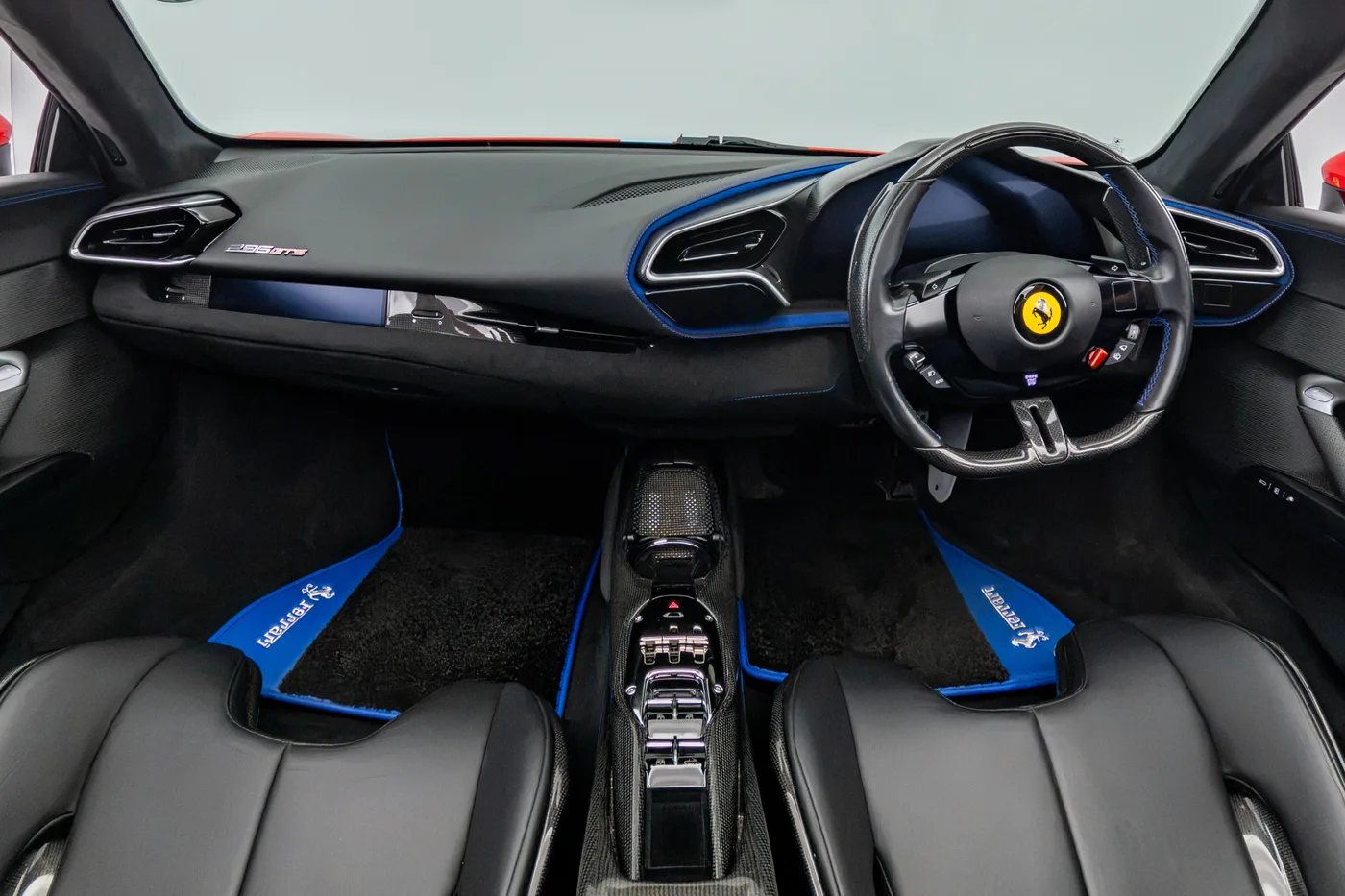 2023 Ferrari 296 GTS Assetto Fiorano proposée par un groupe de concessions agréées à Hatfield, Royaume-Uni, photo 10 sur 25
