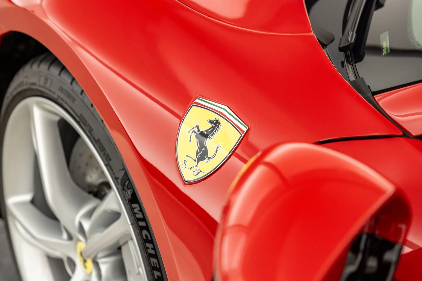 2023 Ferrari 296 GTS Assetto Fiorano proposée par un groupe de concessions agréées à Hatfield, Royaume-Uni, photo 21 sur 25