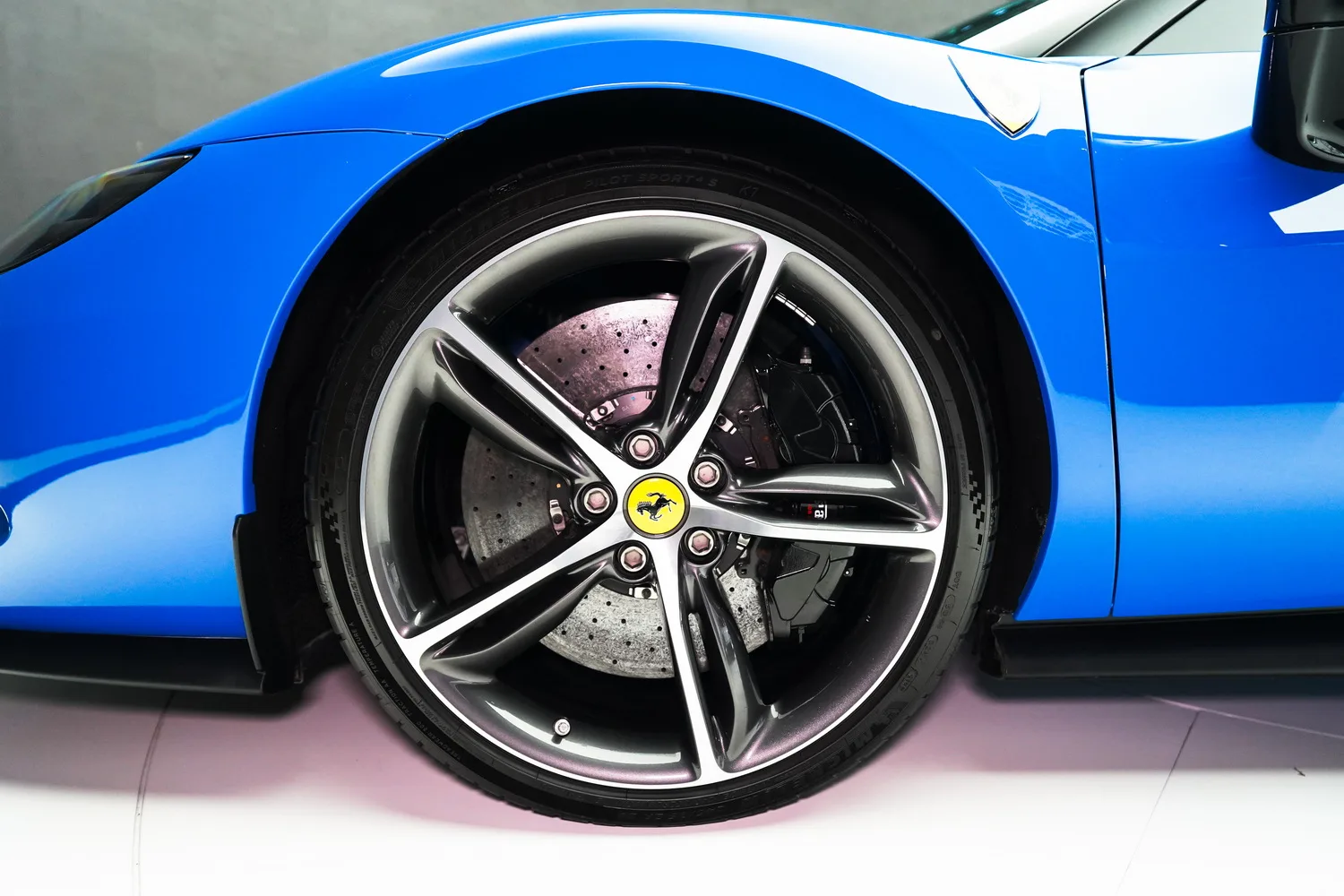 2023 Ferrari 296 GTS, 15/16