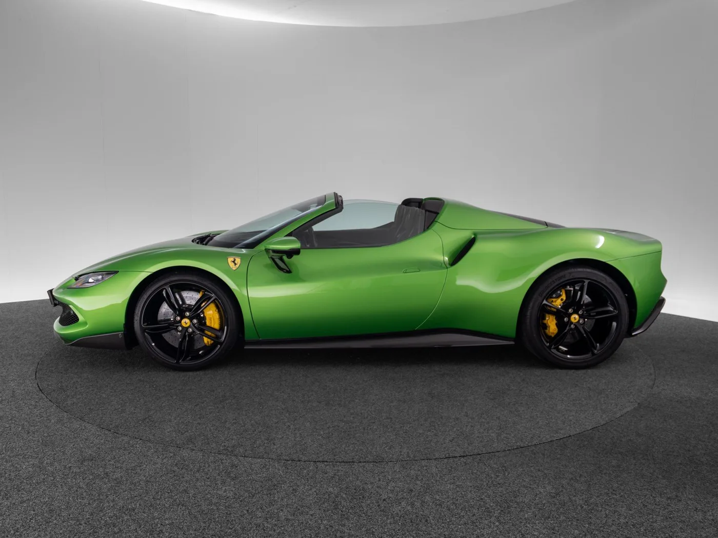 2023 Ferrari 296 GTS proposée par un concessionnaire spécialisé à Singen, Allemagne, photo 2 sur 15