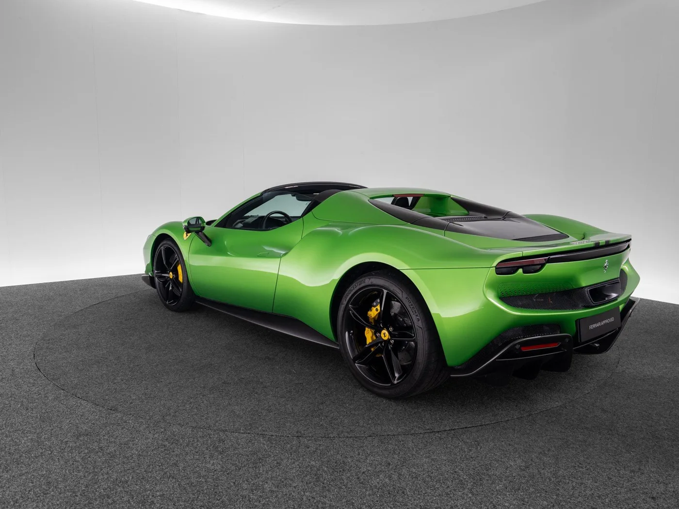 2023 Ferrari 296 GTS proposée par un concessionnaire spécialisé à Singen, Allemagne, photo 3 sur 15