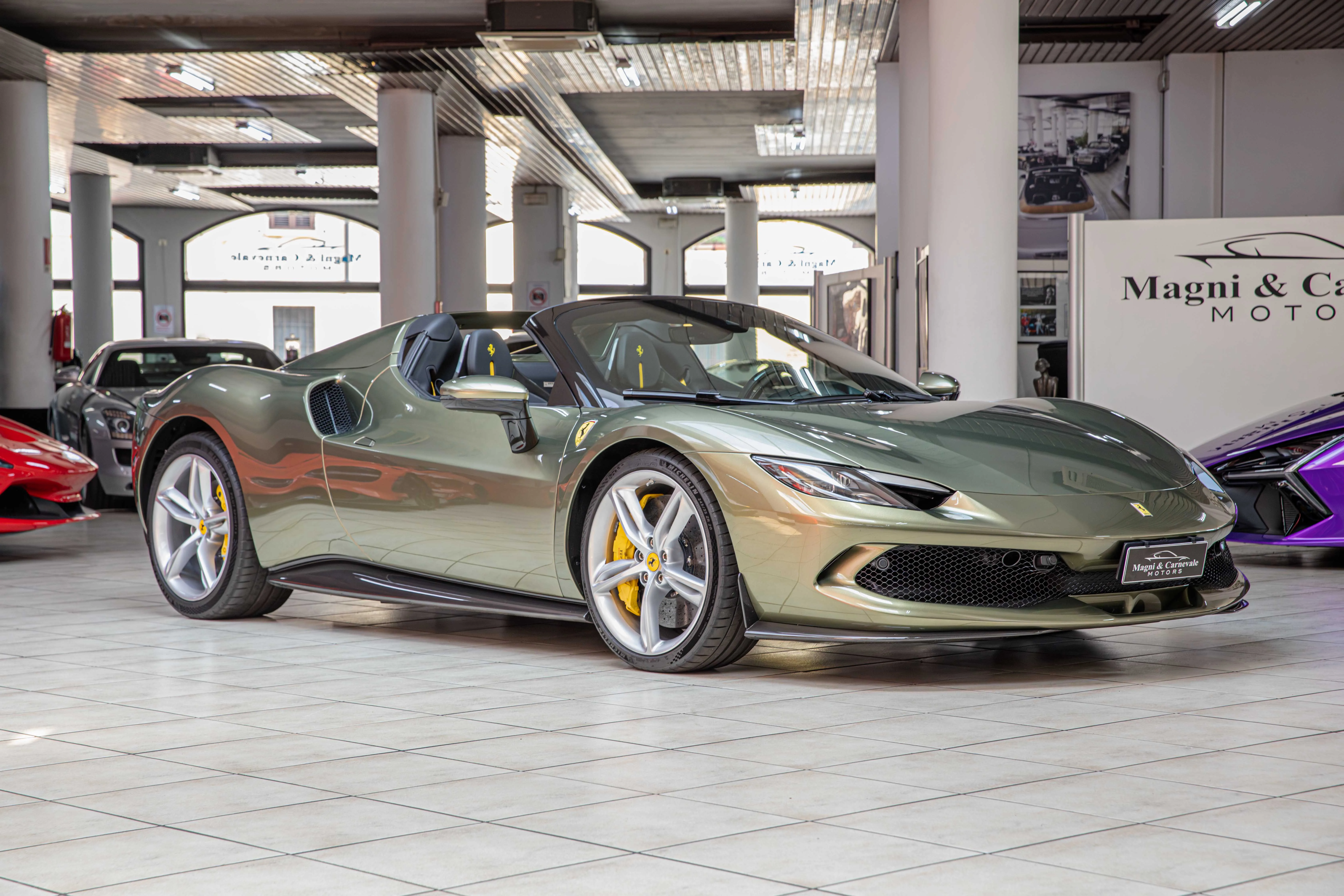 2023 Ferrari 296 GTS proposta da un concessionario specializzato a Milano, Italia, foto principale