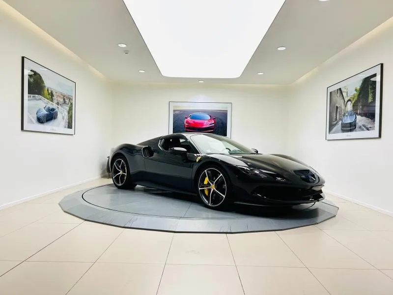 2023 Ferrari 296 GTS proposée par un concessionnaire spécialisé à Biarritz, France, photo principale