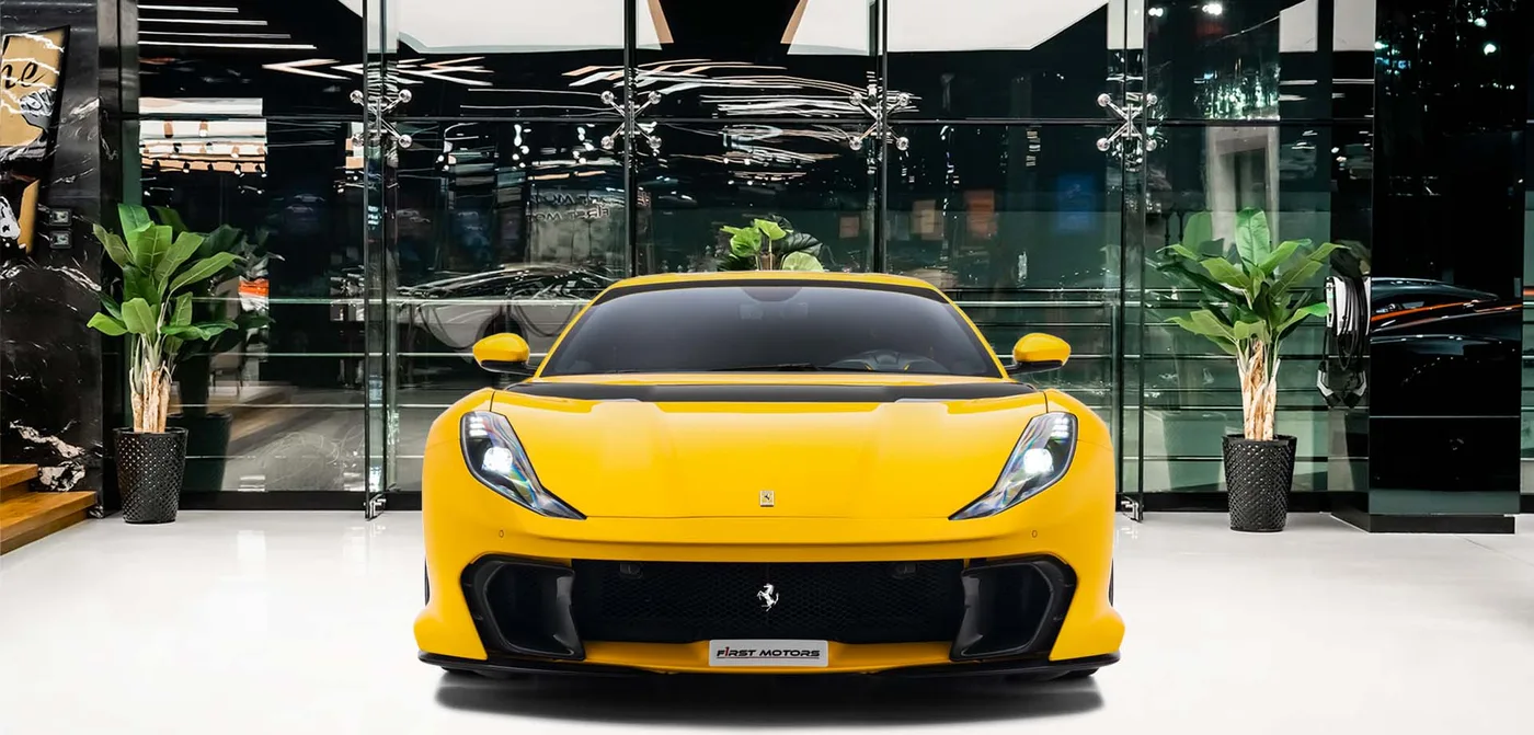 2023 Ferrari 812 Competizione proposée par un concessionnaire spécialisé à Dubai, Émirats arabes unis, vue extérieure 3