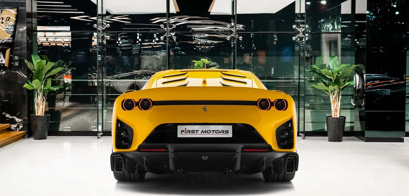 2023 Ferrari 812 Competizione proposée par un concessionnaire spécialisé à Dubai, Émirats arabes unis, vue extérieure 4