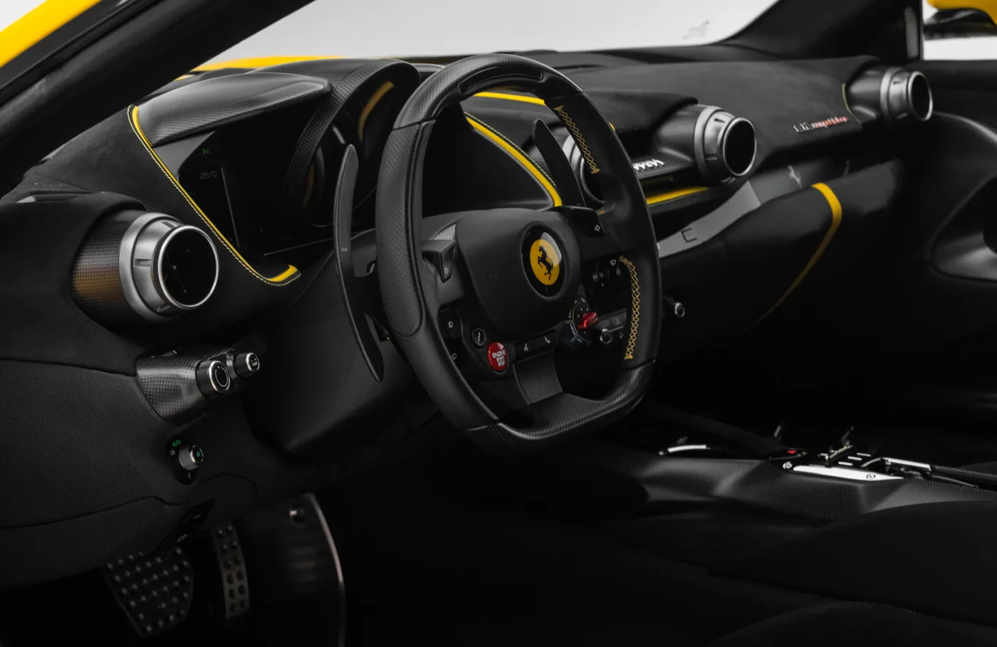 2023 Ferrari 812 Competizione proposée par un concessionnaire spécialisé à Dubai, Émirats arabes unis, photo 5 sur 10