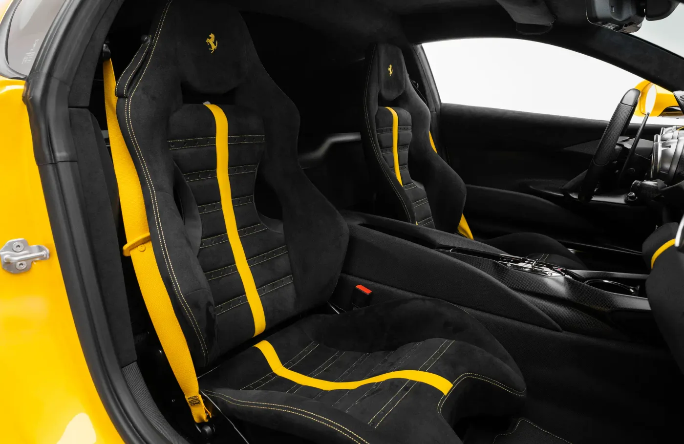 2023 Ferrari 812 Competizione proposée par un concessionnaire spécialisé à Dubai, Émirats arabes unis, photo 8 sur 10