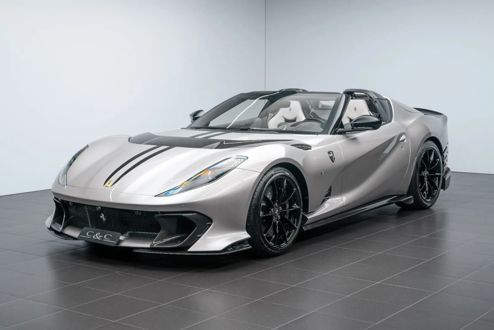 2023 Ferrari 812 Competizione A angeboten von einem Supersportwagenhändler in Putzbrunn, Deutschland, Hauptfoto
