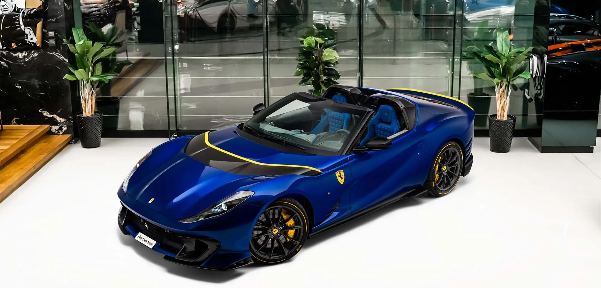 2023 Ferrari 812 Competizione A en un concesionario especializado de Dubái, Emiratos Árabes Unidos, foto principal
