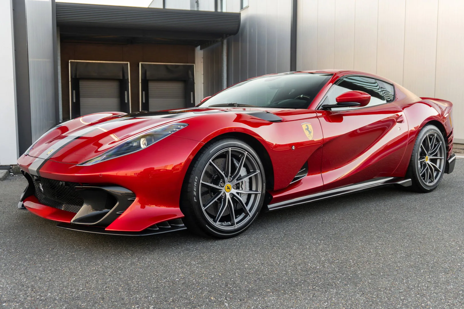 2023 Ferrari 812 Competizione angeboten von einem Supersportwagenhändler in Woerden, Niederlande, Hauptfoto