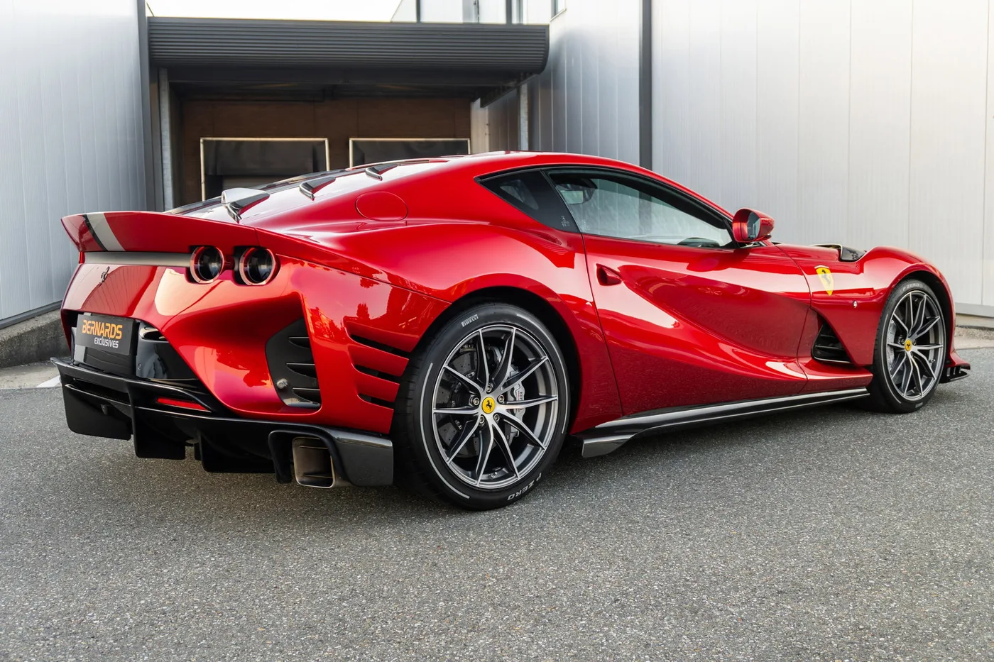2023 Ferrari 812 Competizione angeboten von einem Supersportwagenhändler in Woerden, Niederlande, Foto 2 von 25