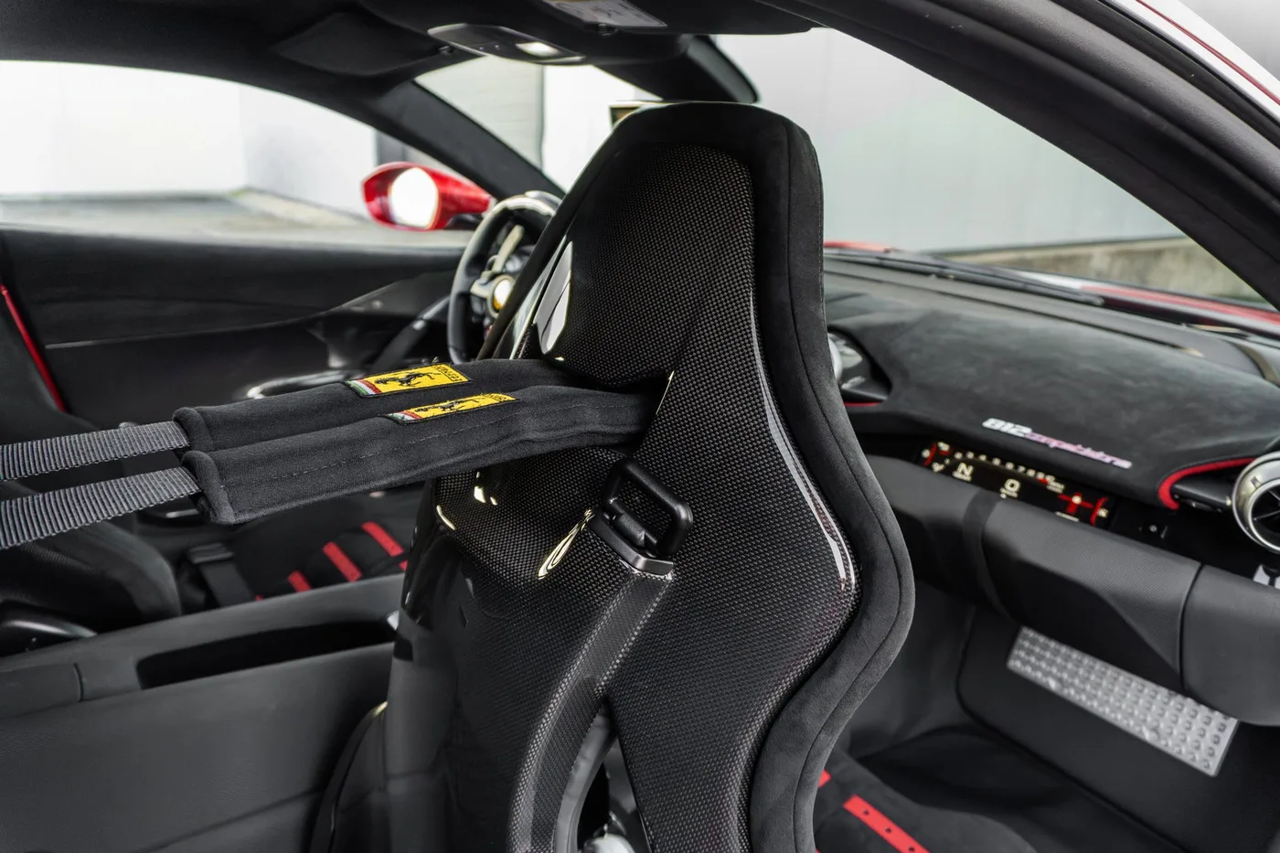2023 Ferrari 812 Competizione angeboten von einem Supersportwagenhändler in Woerden, Niederlande, Foto 18 von 25