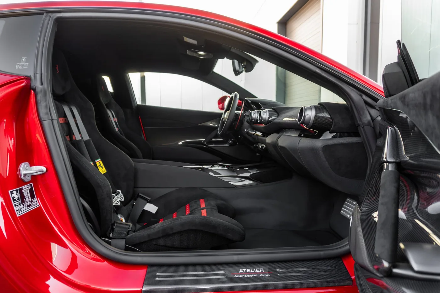2023 Ferrari 812 Competizione angeboten von einem Supersportwagenhändler in Woerden, Niederlande, Foto 22 von 25