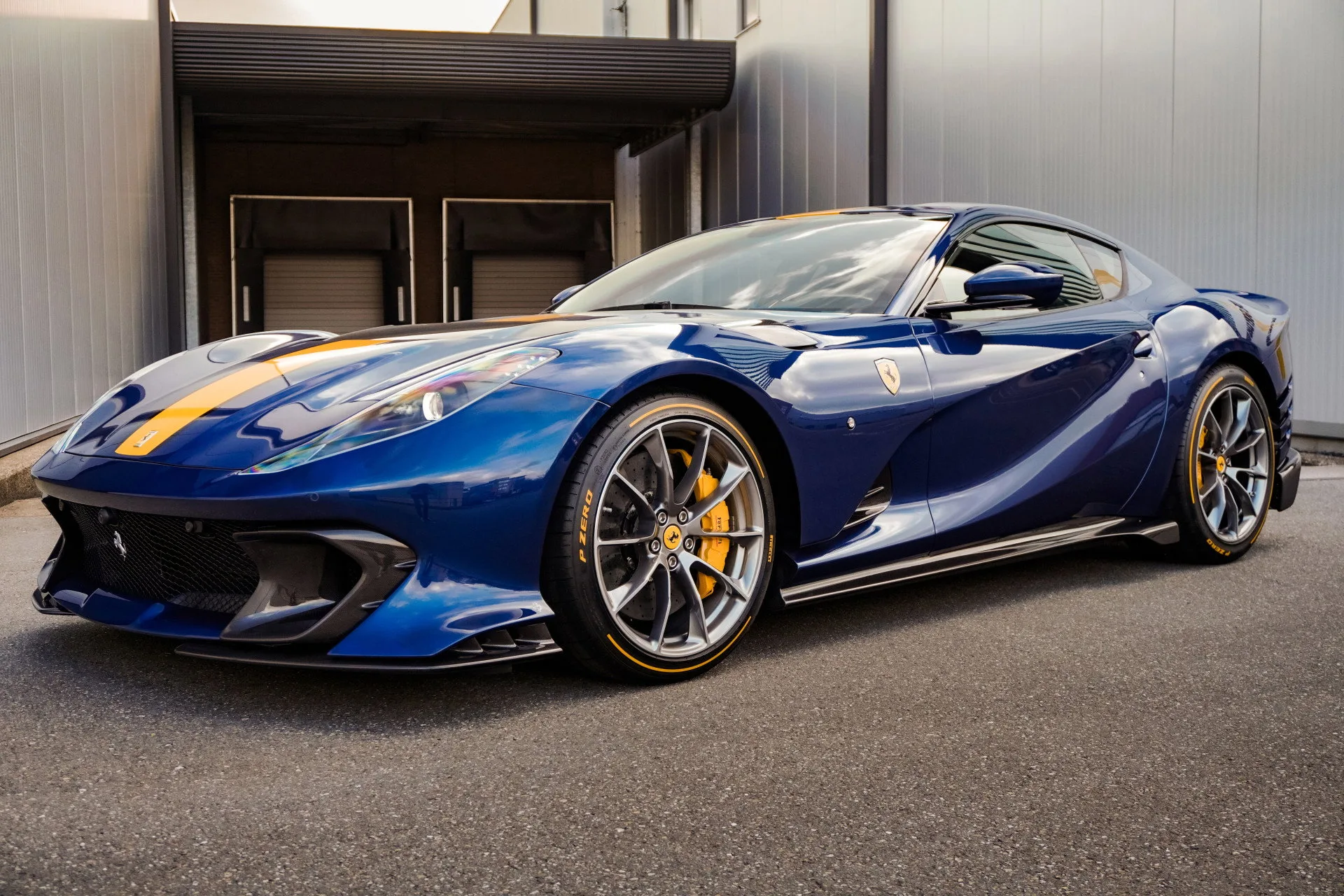 2023 Ferrari 812 Competizione angeboten von einem Supersportwagenhändler in Woerden, Niederlande, Hauptfoto