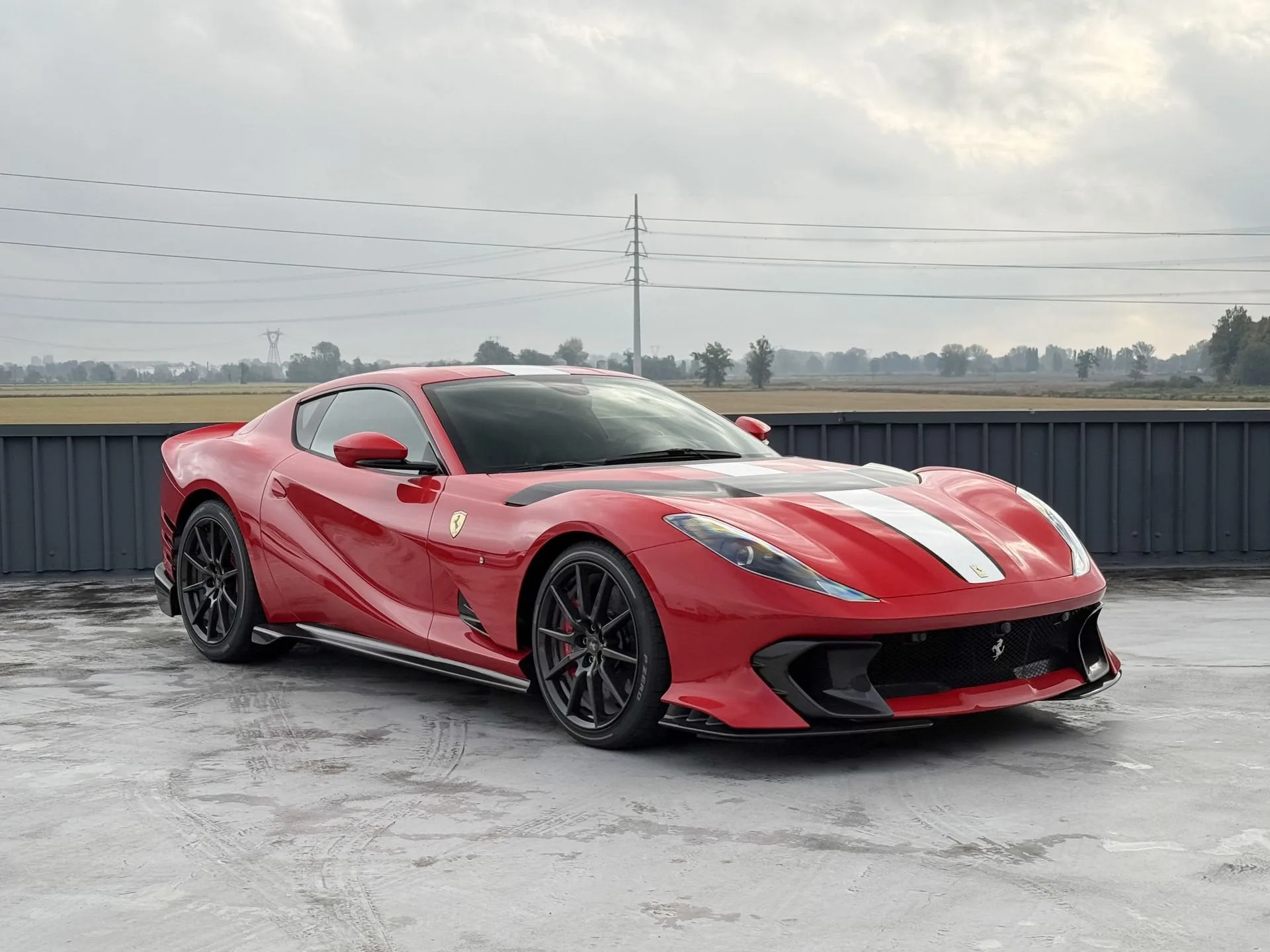 2023 Ferrari 812 Competizione en un concesionario especializado de Zibido San Giacomo, Italia, foto principal