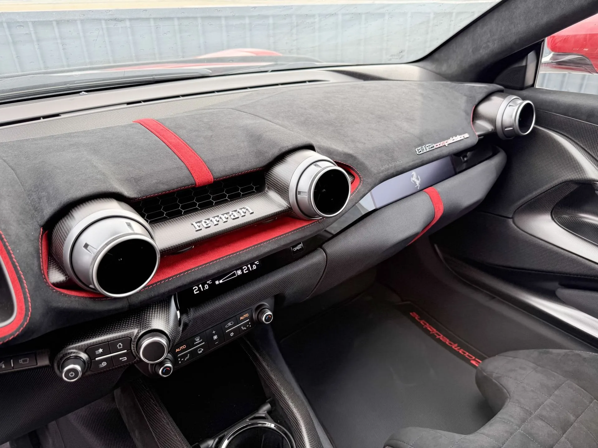 2023 Ferrari 812 Competizione, 13/22