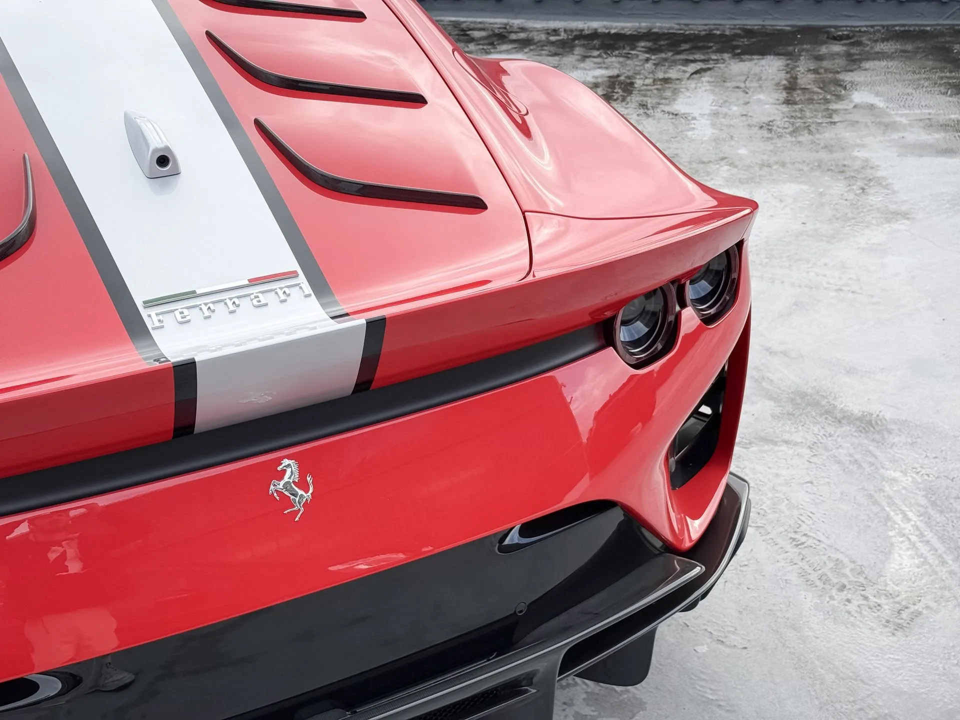 2023 Ferrari 812 Competizione, 16/22
