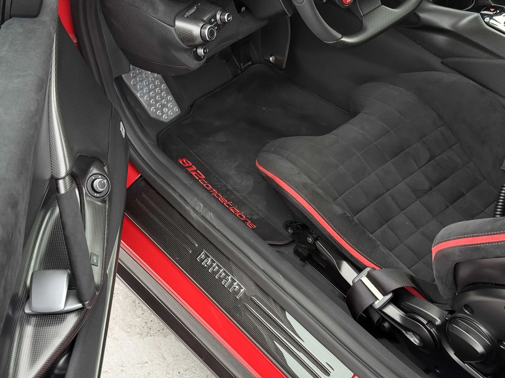 2023 Ferrari 812 Competizione, 19/22